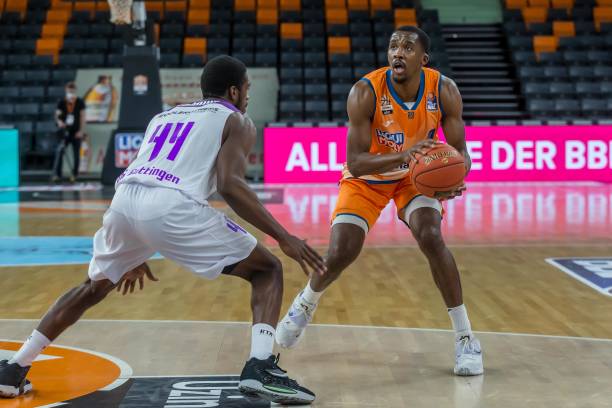 年轻前锋霍 年轻前锋霍